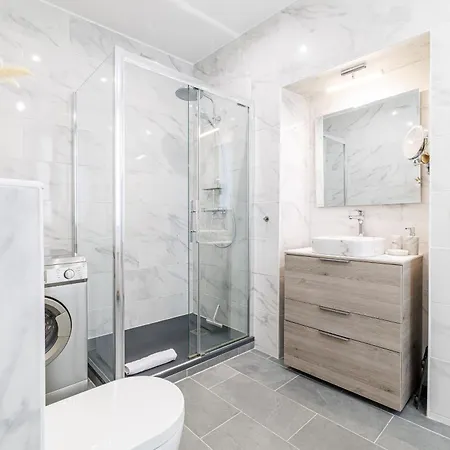 Sunlight - Archibald - Port Area, 2 Bedrooms, Stunning With Balcony & Parking Nice