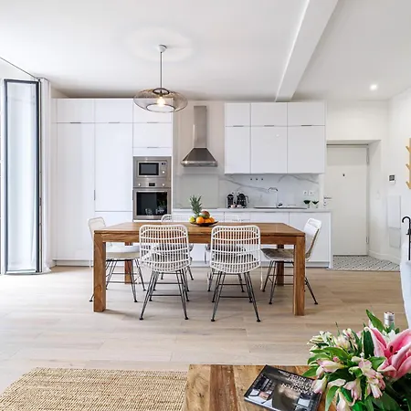 Sunlight - Archibald - Port Area, 2 Bedrooms, Stunning With Balcony & Parking