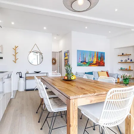 Sunlight - Archibald - Port Area, 2 Bedrooms, Stunning With Balcony & Parking Appartement *