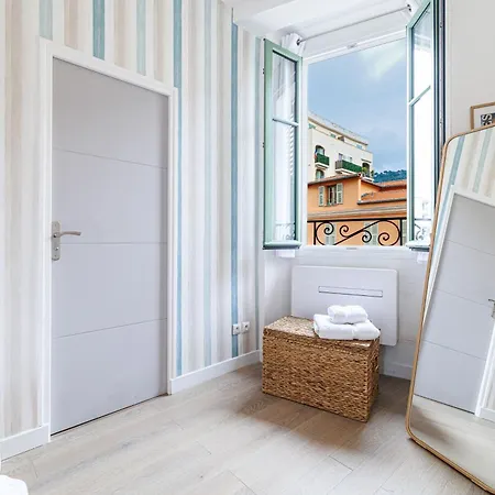 Sunlight - Archibald - Port Area, 2 Bedrooms, Stunning With Balcony & Parking *