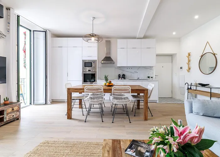 Sunlight - Archibald - Port Area, 2 Bedrooms, Stunning With Balcony & Parking