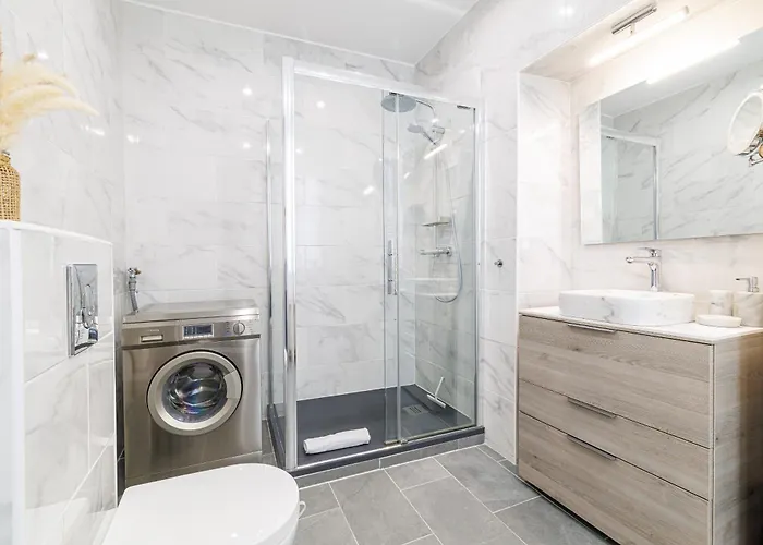 Apartmán Sunlight - Archibald - Port Area, 2 Bedrooms, Stunning With Balcony & Parking