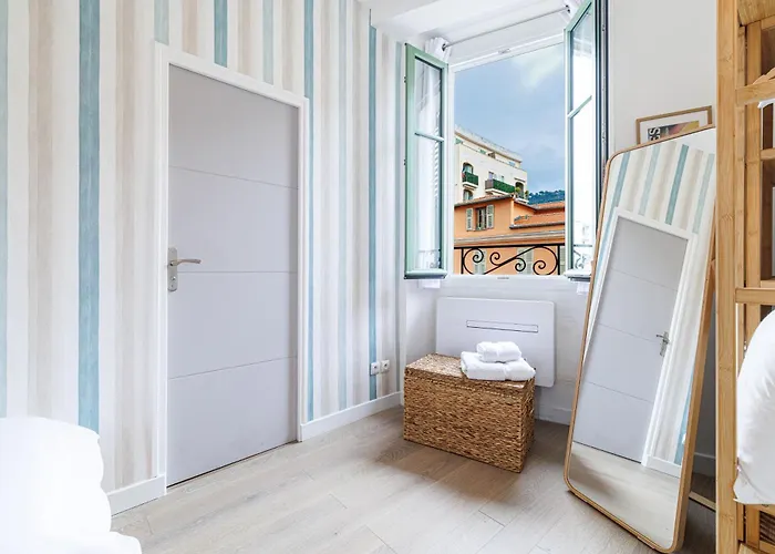 Sunlight - Archibald - Port Area, 2 Bedrooms, Stunning With Balcony & Parking *